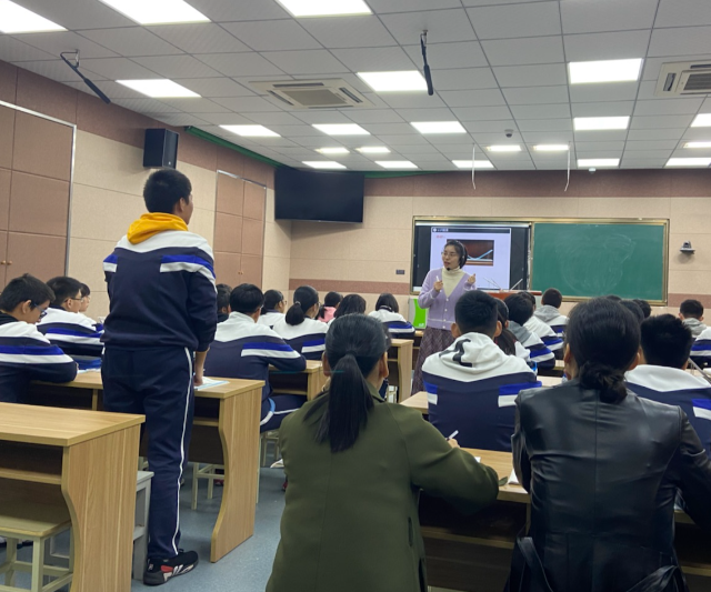 观看缺少互动也缺少全班同学同在一个讲堂空间学习的亲切感 观看缺少互动也缺少全班同学同在一个讲堂空间学习的亲切感